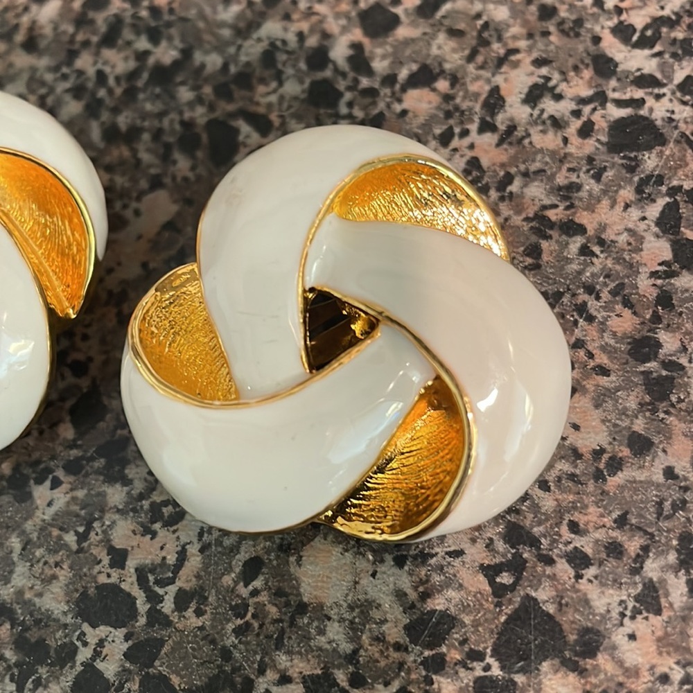 Vintage 1980s Large White Gold Knotted Clip Back Earrings - Picture 3 of 7